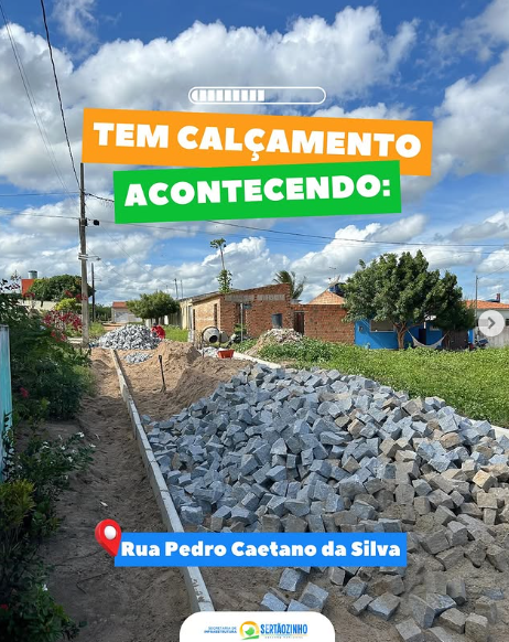 Calçamento da Rua Pedro Caetano da Silva, foco em Progresso e Desenvolvimento.